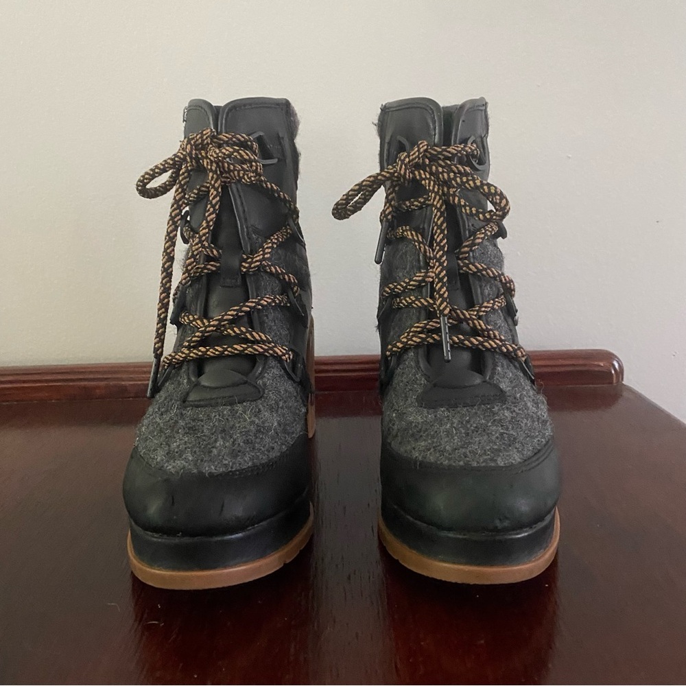 Sorel Bake Women’s Leather Lace up Boot  Black and Gray Wool-Trim